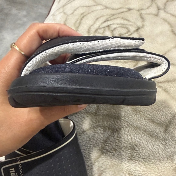 *NEW* Nike Women's Black and Cream Comfort Sandals - Picture 8 of 10